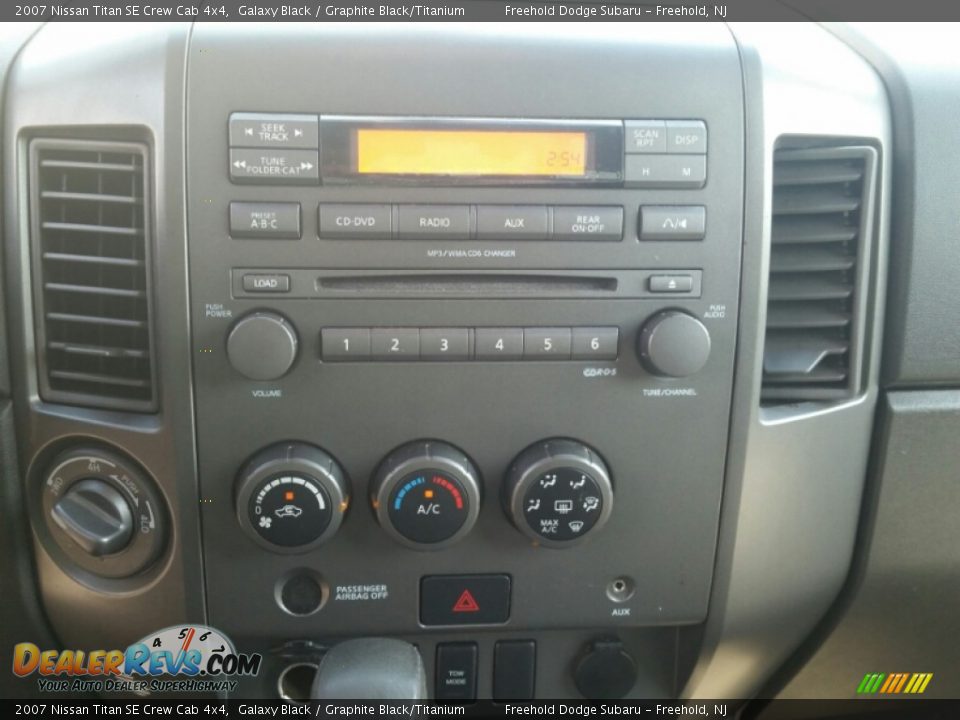 2007 Nissan Titan SE Crew Cab 4x4 Galaxy Black / Graphite Black/Titanium Photo #25