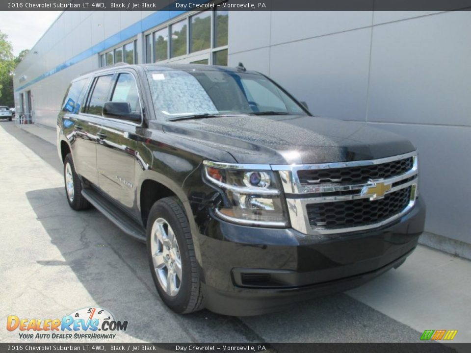 Front 3/4 View of 2016 Chevrolet Suburban LT 4WD Photo #9