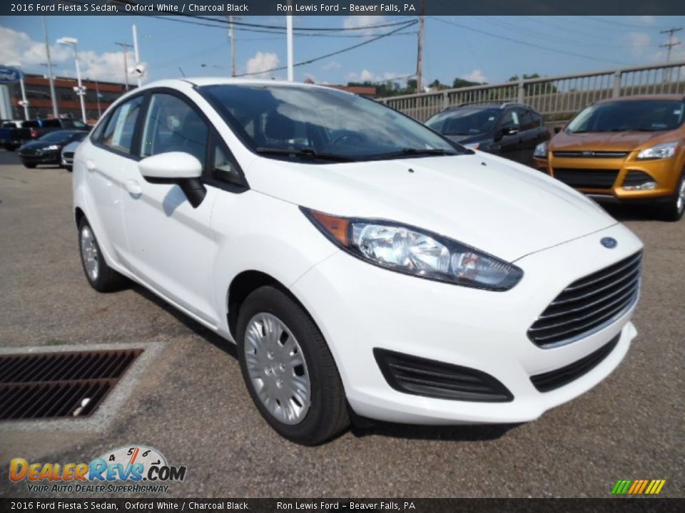 Front 3/4 View of 2016 Ford Fiesta S Sedan Photo #9