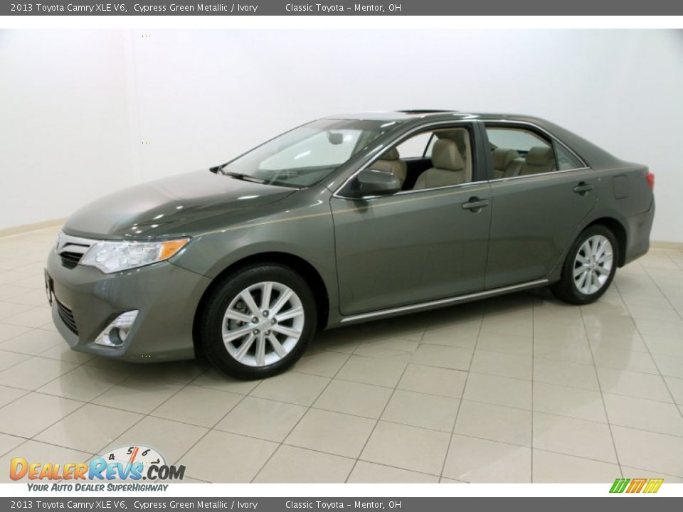 Front 3/4 View of 2013 Toyota Camry XLE V6 Photo #3