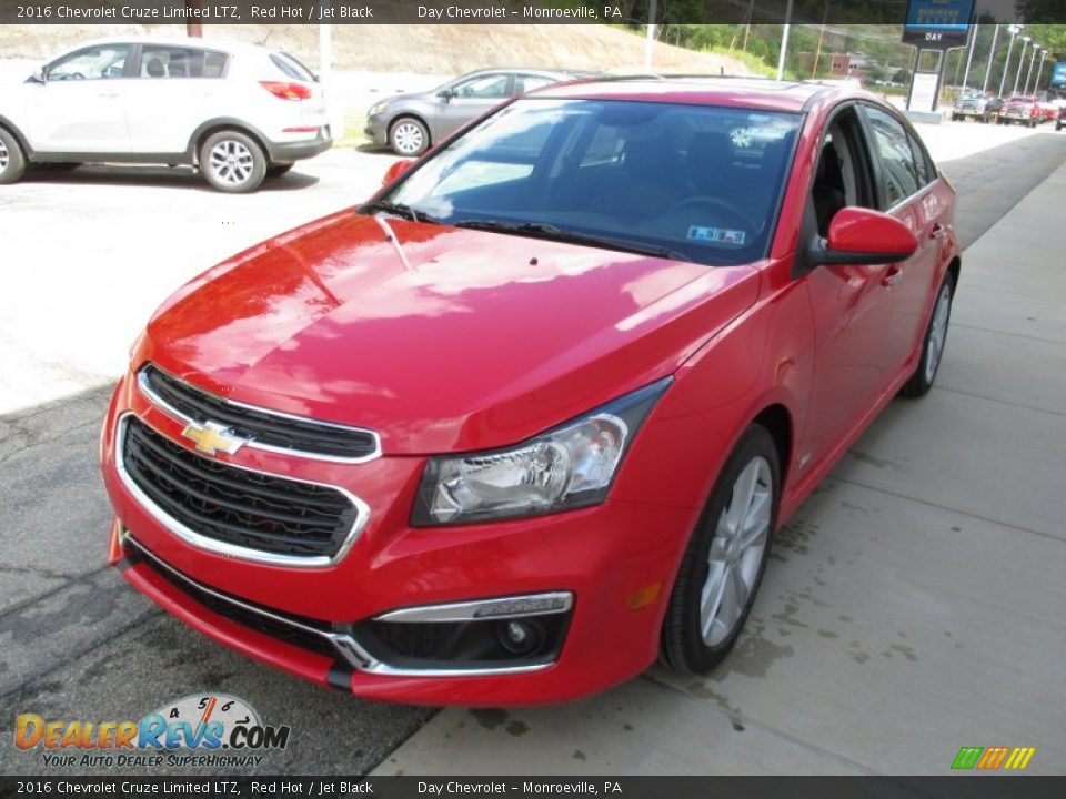 Front 3/4 View of 2016 Chevrolet Cruze Limited LTZ Photo #8