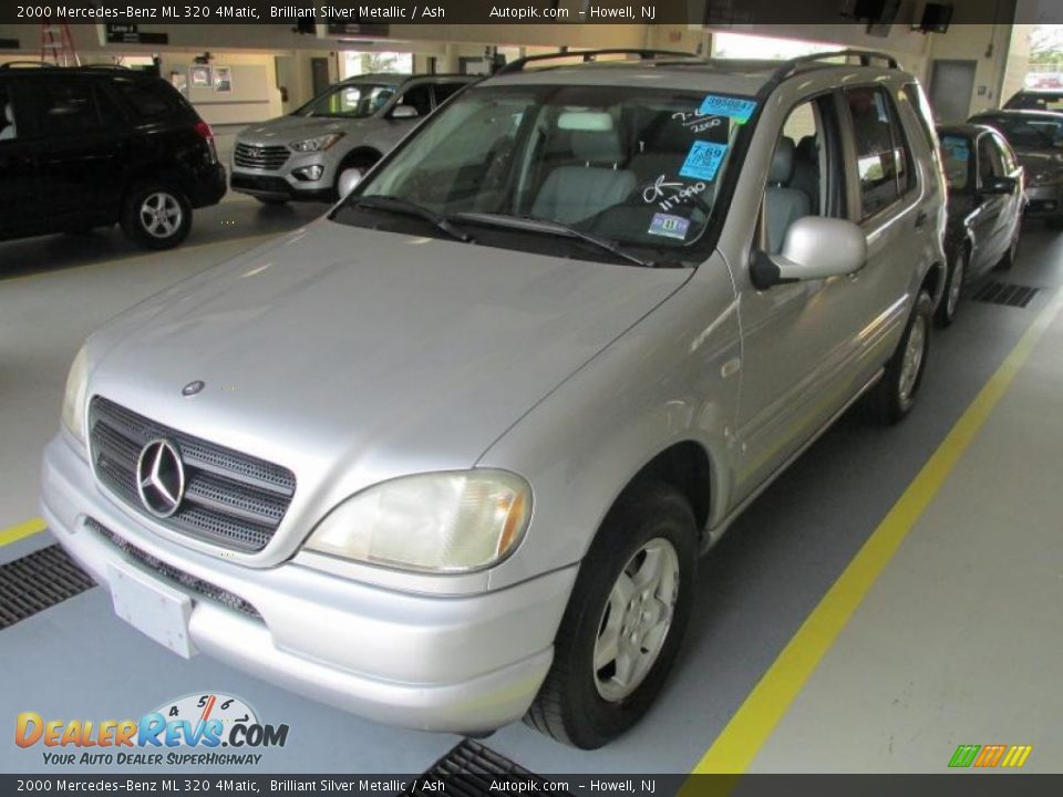 Front 3/4 View of 2000 Mercedes-Benz ML 320 4Matic Photo #1