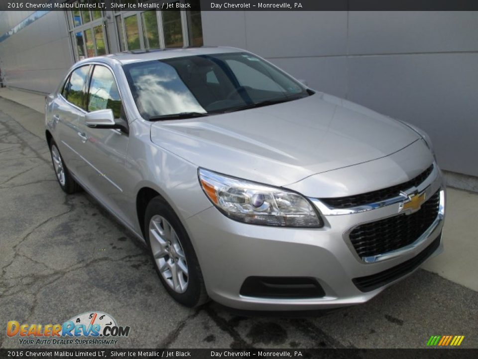 Front 3/4 View of 2016 Chevrolet Malibu Limited LT Photo #9