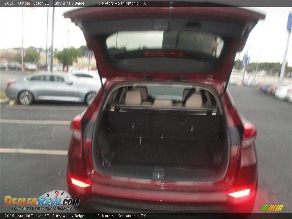 2016 Hyundai Tucson SE Ruby Wine / Beige Photo #9