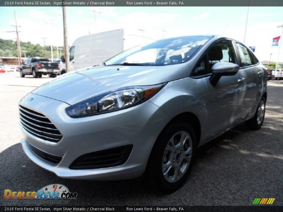 Front 3/4 View of 2016 Ford Fiesta SE Sedan Photo #7