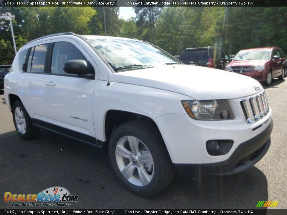Front 3/4 View of 2016 Jeep Compass Sport 4x4 Photo #12