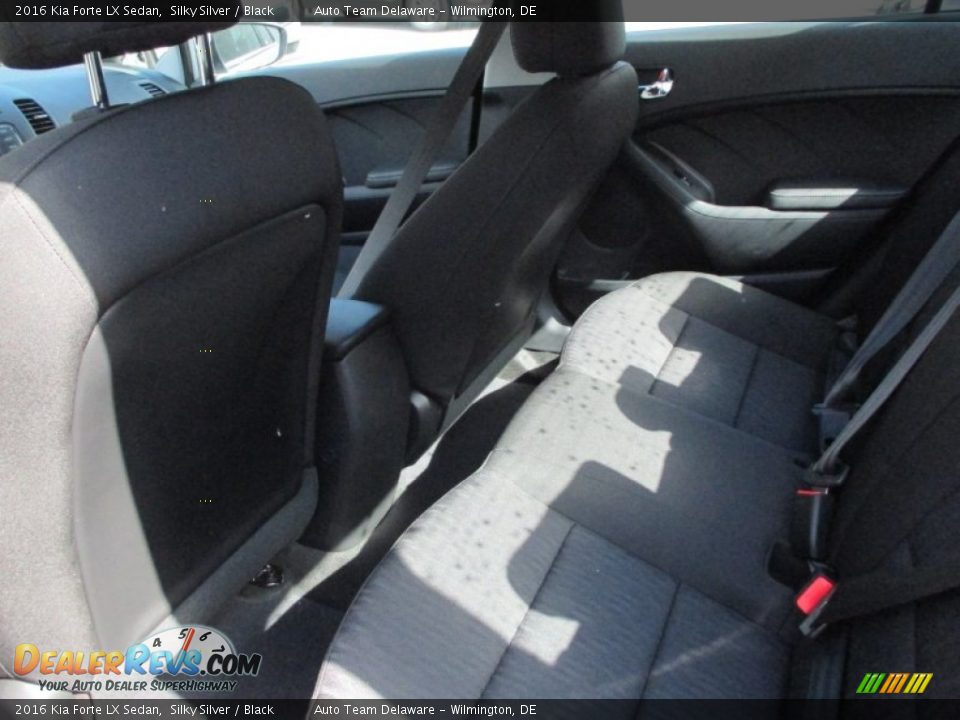 2016 Kia Forte LX Sedan Silky Silver / Black Photo #9