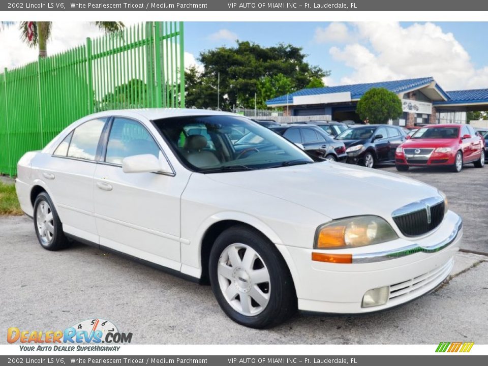 Front 3/4 View of 2002 Lincoln LS V6 Photo #5