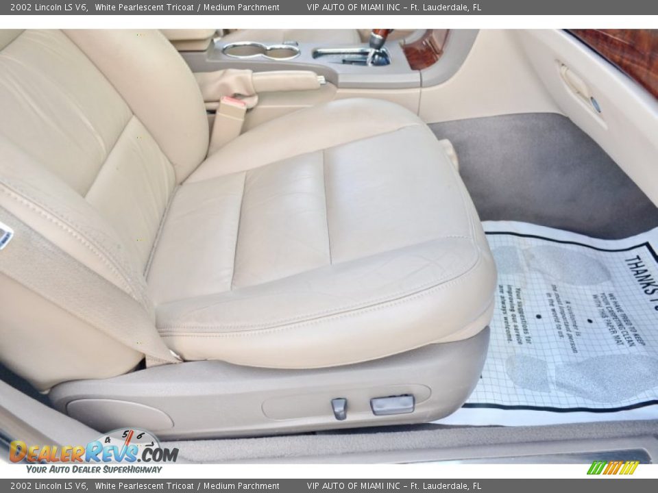 2002 Lincoln LS V6 White Pearlescent Tricoat / Medium Parchment Photo #25