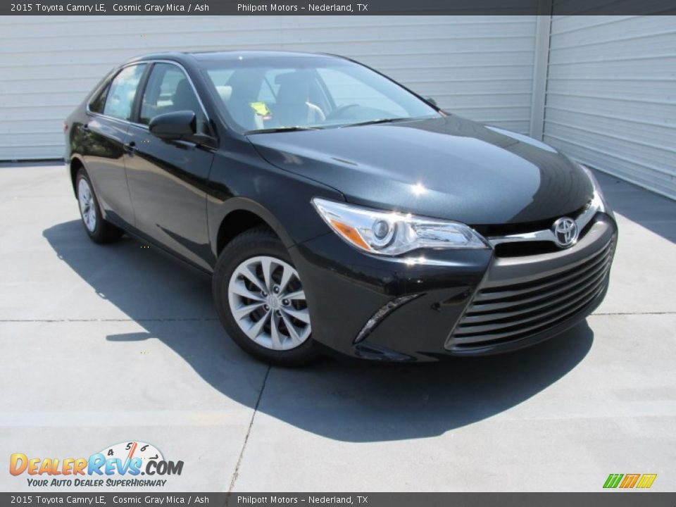 Front 3/4 View of 2015 Toyota Camry LE Photo #2