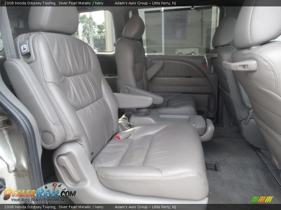 2008 Honda Odyssey Touring Silver Pearl Metallic / Ivory Photo #22