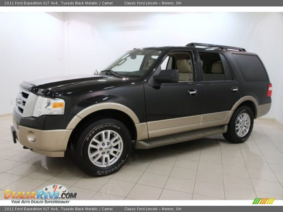 Front 3/4 View of 2011 Ford Expedition XLT 4x4 Photo #3