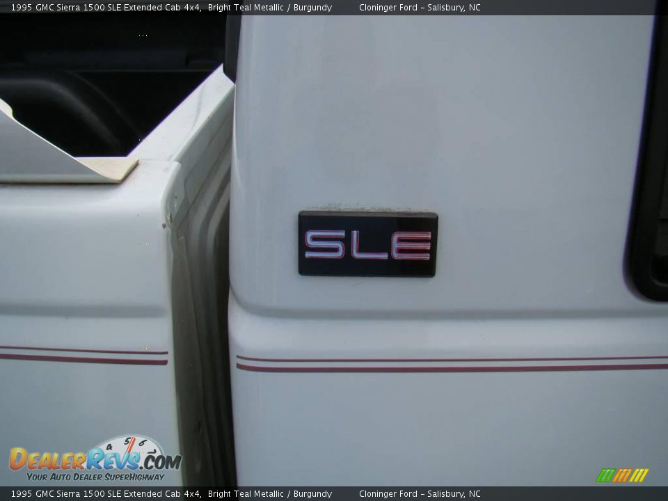 1995 GMC Sierra 1500 SLE Extended Cab 4x4 Bright Teal Metallic / Burgundy Photo #11