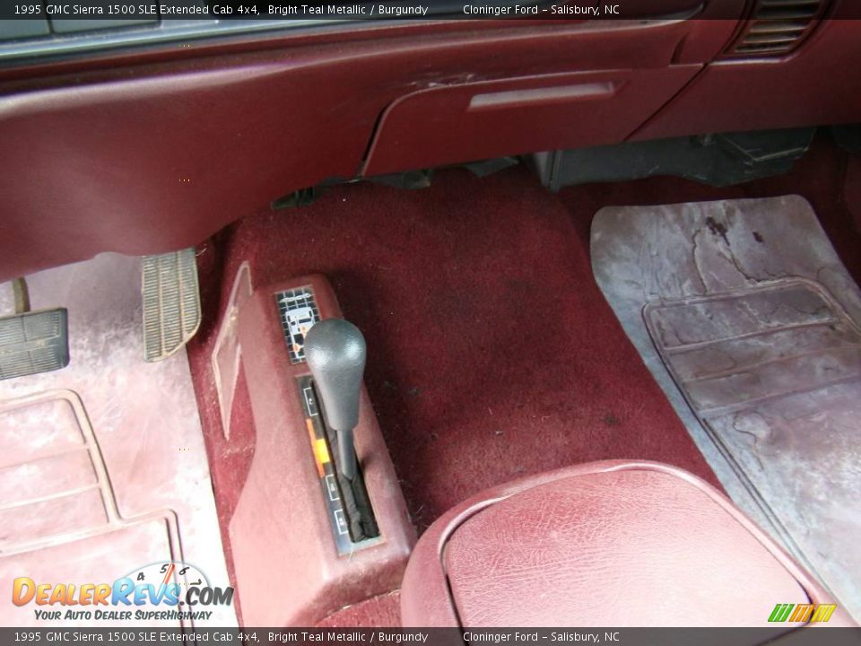1995 GMC Sierra 1500 SLE Extended Cab 4x4 Bright Teal Metallic / Burgundy Photo #17
