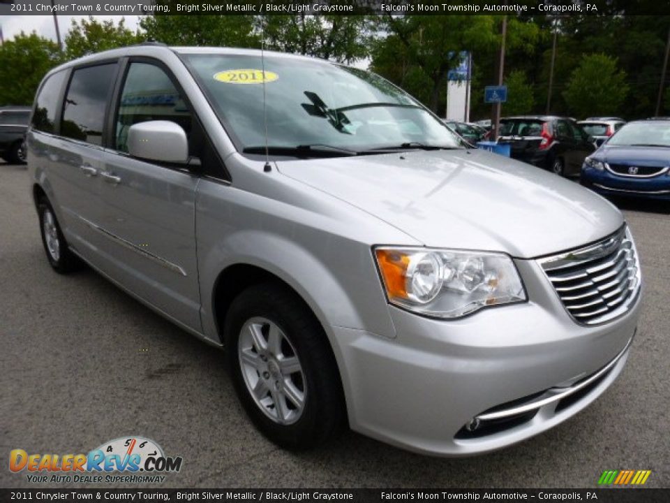 Front 3/4 View of 2011 Chrysler Town & Country Touring Photo #6