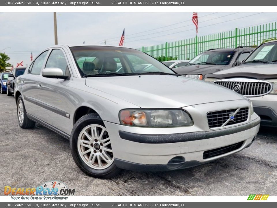 Front 3/4 View of 2004 Volvo S60 2.4 Photo #1
