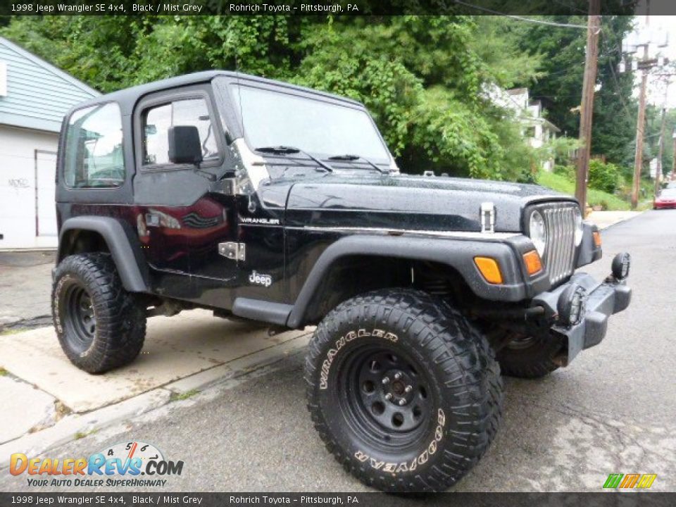 Front 3/4 View of 1998 Jeep Wrangler SE 4x4 Photo #1