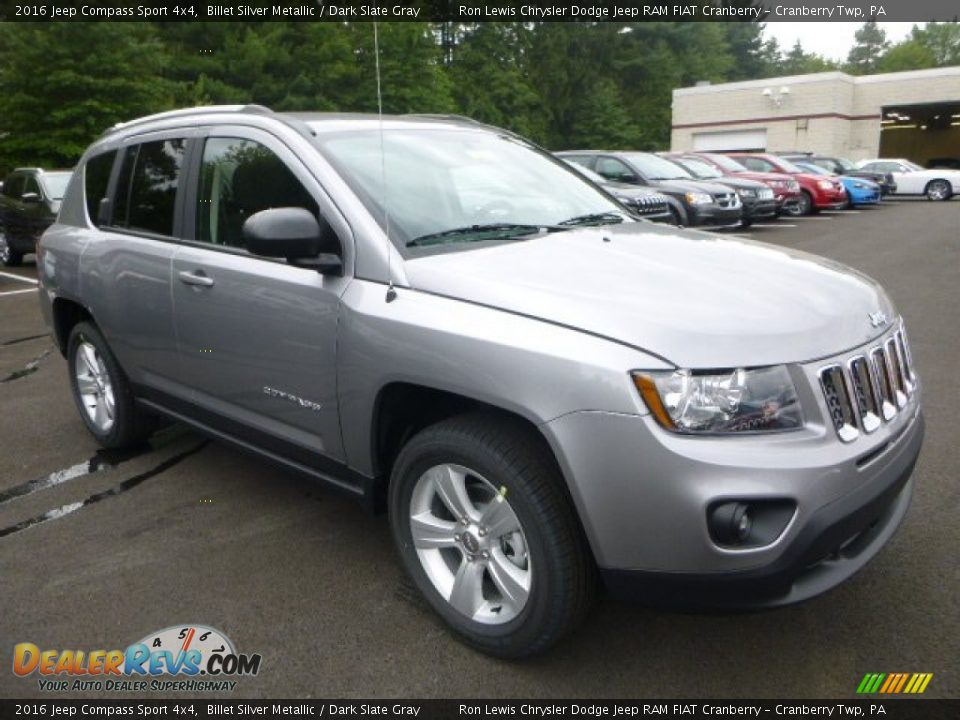 Front 3/4 View of 2016 Jeep Compass Sport 4x4 Photo #11