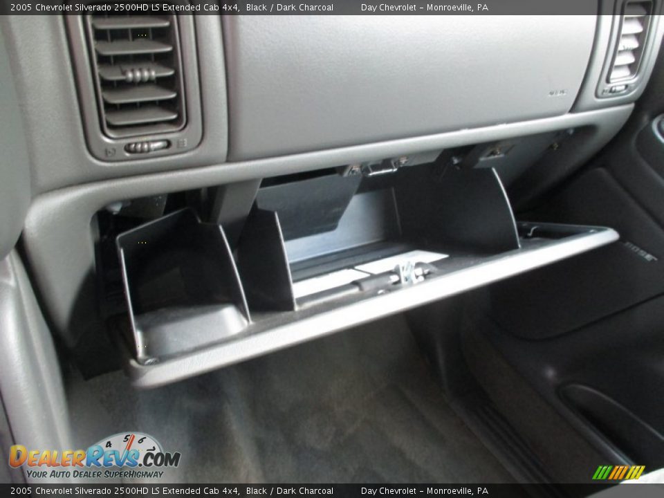 2005 Chevrolet Silverado 2500HD LS Extended Cab 4x4 Black / Dark Charcoal Photo #27