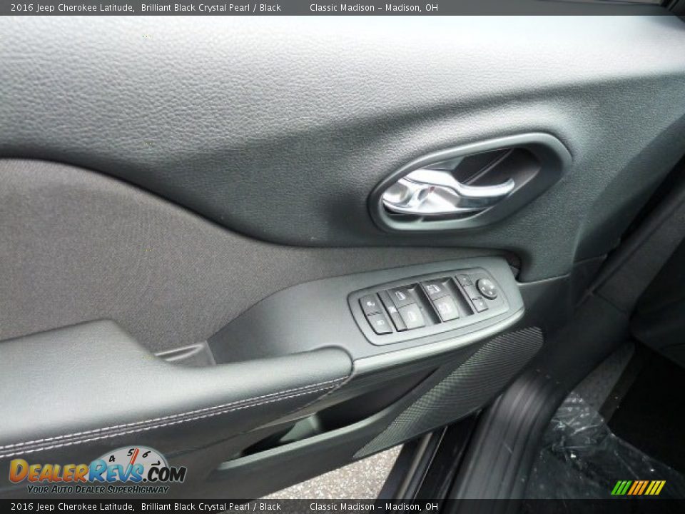 2016 Jeep Cherokee Latitude Brilliant Black Crystal Pearl / Black Photo #3