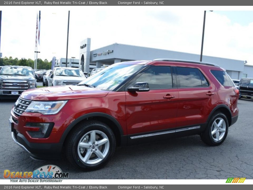 Front 3/4 View of 2016 Ford Explorer XLT Photo #3
