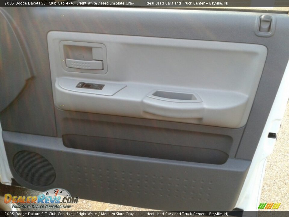 2005 Dodge Dakota SLT Club Cab 4x4 Bright White / Medium Slate Gray Photo #18