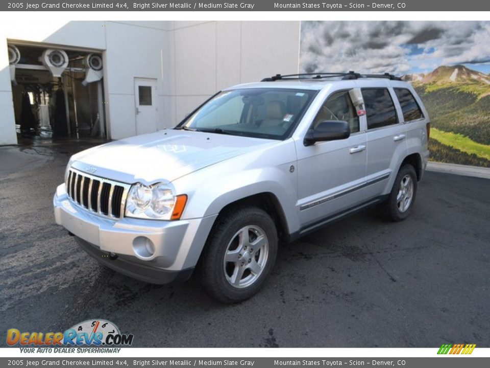 Front 3/4 View of 2005 Jeep Grand Cherokee Limited 4x4 Photo #5