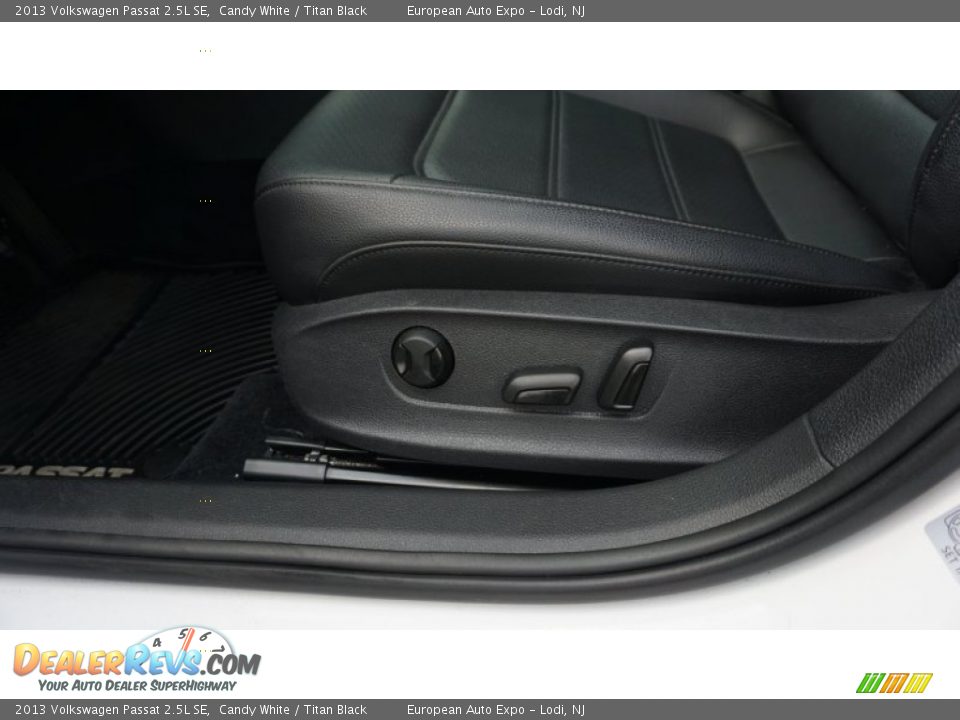 2013 Volkswagen Passat 2.5L SE Candy White / Titan Black Photo #26