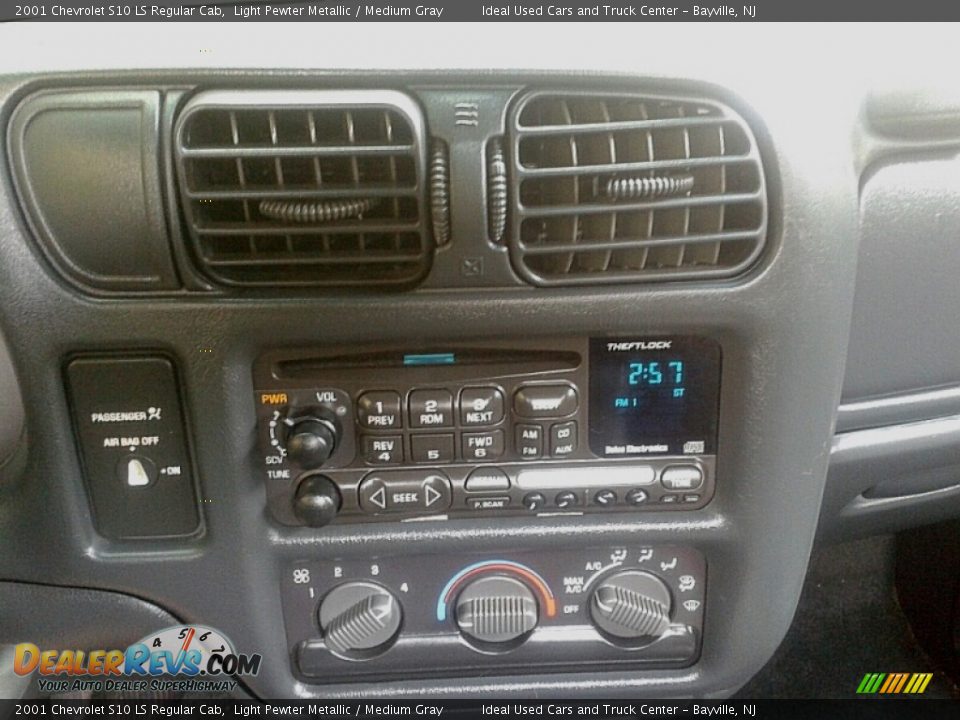 2001 Chevrolet S10 LS Regular Cab Light Pewter Metallic / Medium Gray Photo #16