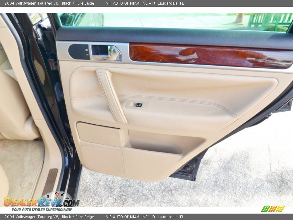 2004 Volkswagen Touareg V8 Black / Pure Beige Photo #11