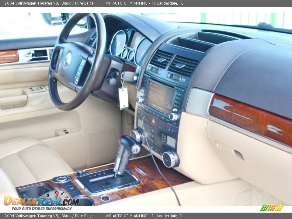 2004 Volkswagen Touareg V8 Black / Pure Beige Photo #18