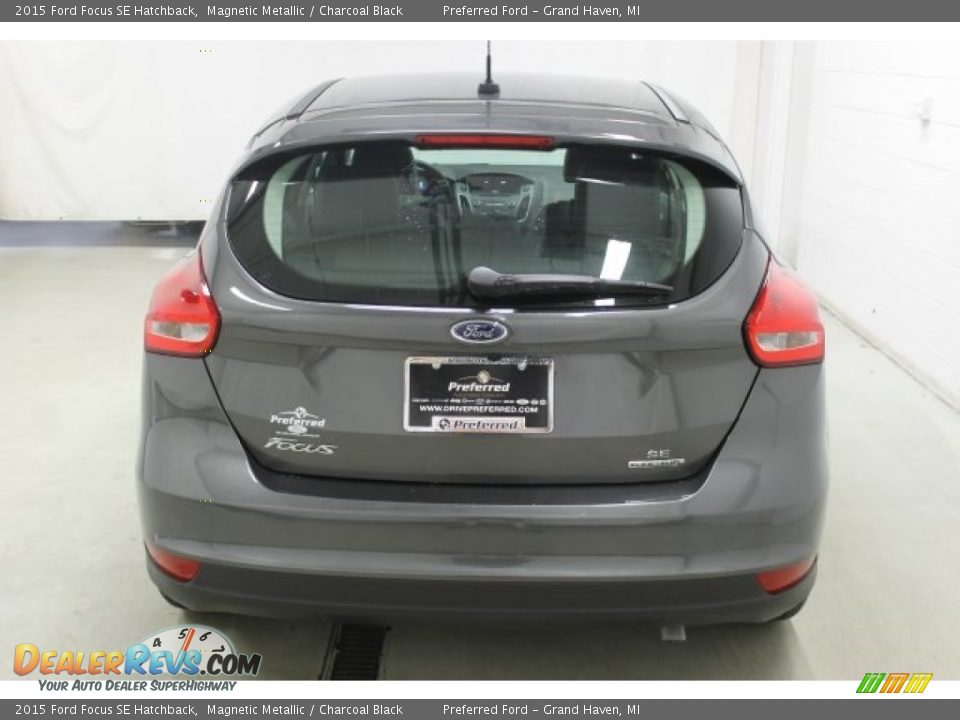 2015 Ford Focus SE Hatchback Magnetic Metallic / Charcoal Black Photo #5