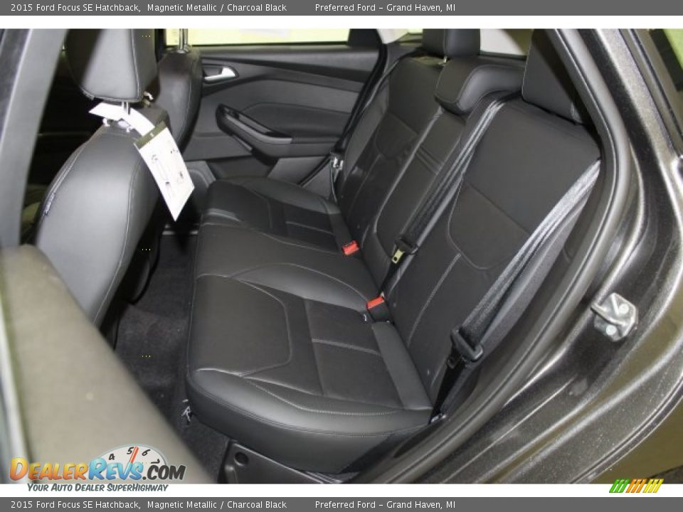 2015 Ford Focus SE Hatchback Magnetic Metallic / Charcoal Black Photo #9