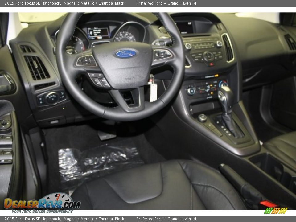 2015 Ford Focus SE Hatchback Magnetic Metallic / Charcoal Black Photo #10