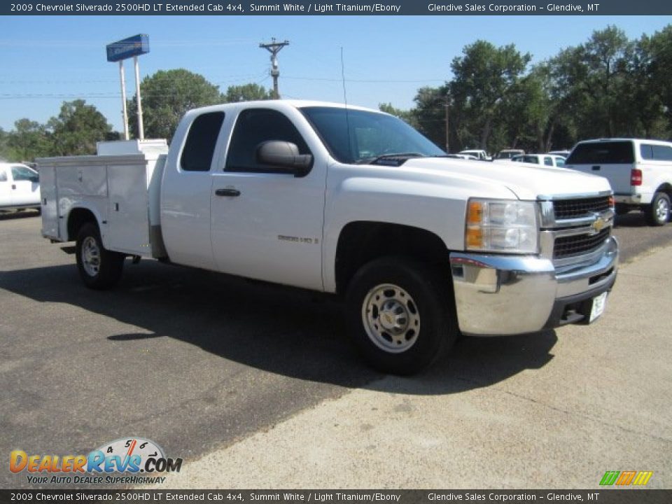 Front 3/4 View of 2009 Chevrolet Silverado 2500HD LT Extended Cab 4x4 Photo #2