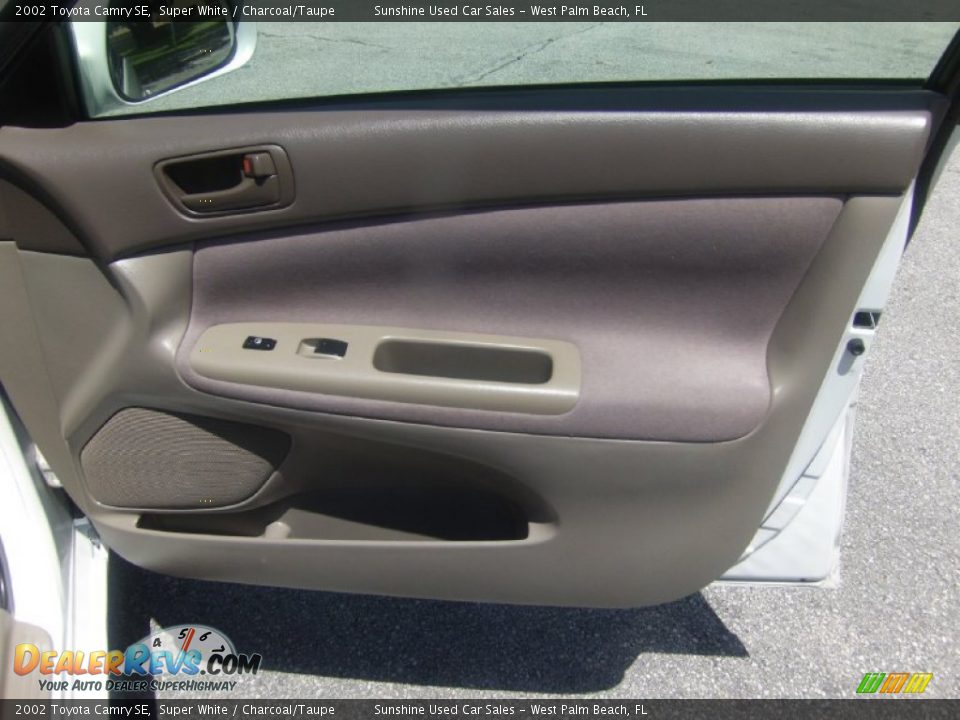 2002 Toyota Camry SE Super White / Charcoal/Taupe Photo #15