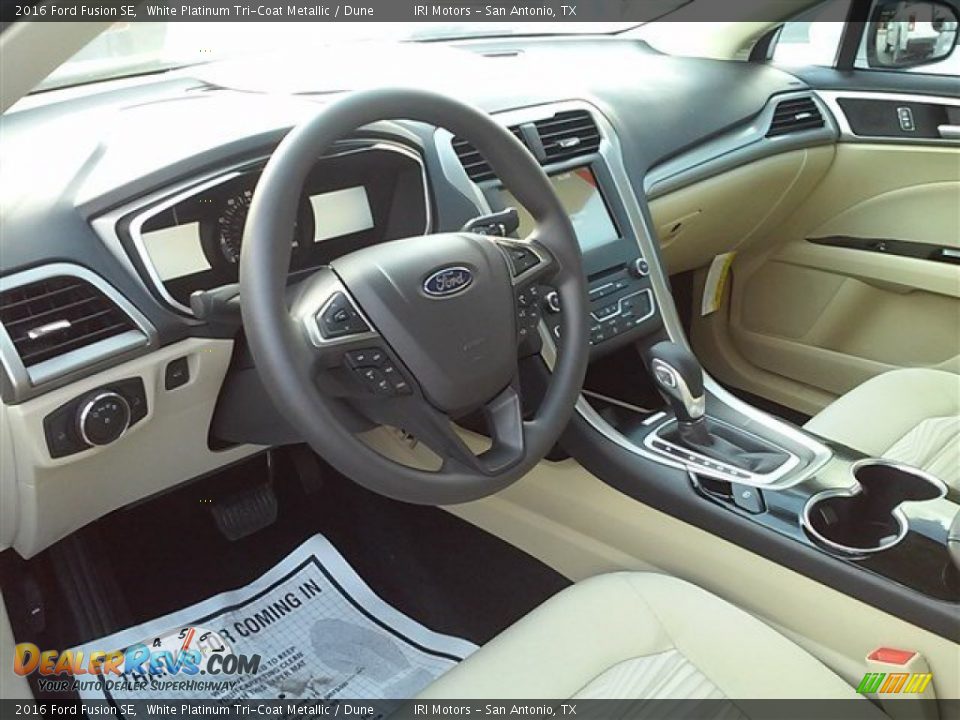 2016 Ford Fusion SE White Platinum Tri-Coat Metallic / Dune Photo #25