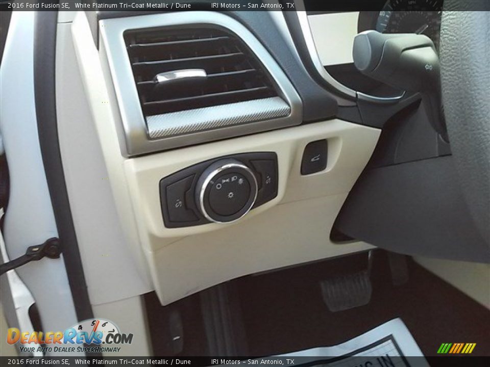 2016 Ford Fusion SE White Platinum Tri-Coat Metallic / Dune Photo #28