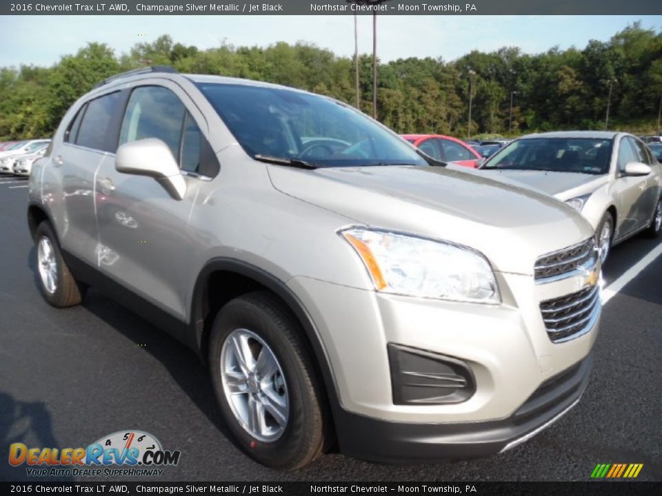 Front 3/4 View of 2016 Chevrolet Trax LT AWD Photo #3
