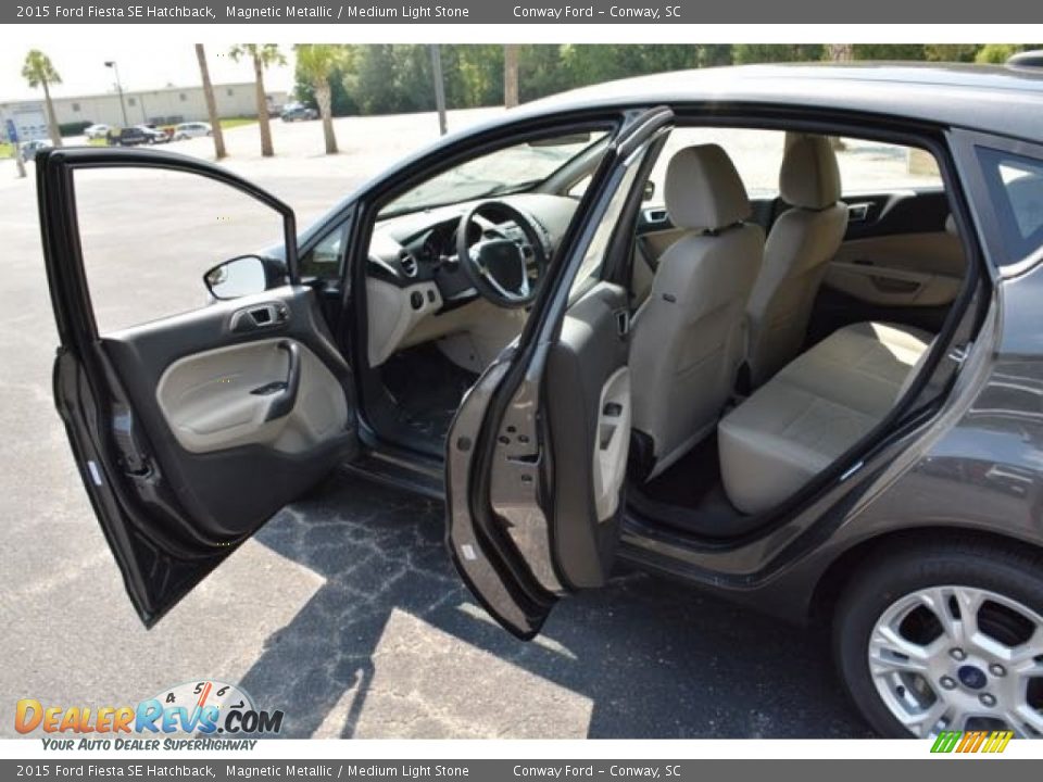 2015 Ford Fiesta SE Hatchback Magnetic Metallic / Medium Light Stone Photo #10