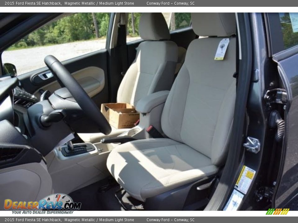 2015 Ford Fiesta SE Hatchback Magnetic Metallic / Medium Light Stone Photo #16