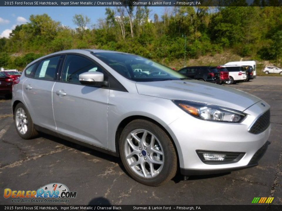Front 3/4 View of 2015 Ford Focus SE Hatchback Photo #1