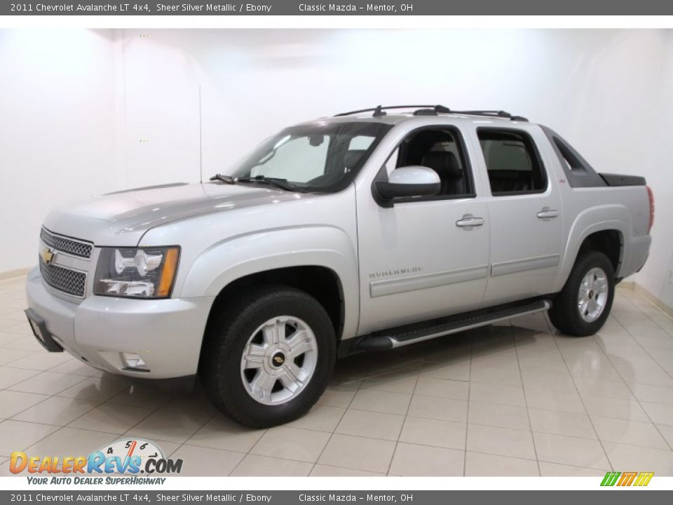 Front 3/4 View of 2011 Chevrolet Avalanche LT 4x4 Photo #3