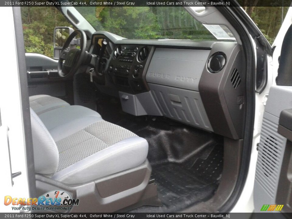 2011 Ford F250 Super Duty XL SuperCab 4x4 Oxford White / Steel Gray Photo #25