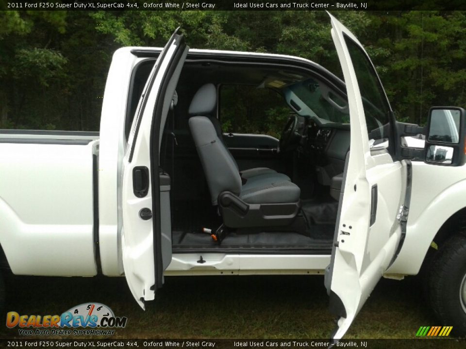 2011 Ford F250 Super Duty XL SuperCab 4x4 Oxford White / Steel Gray Photo #30