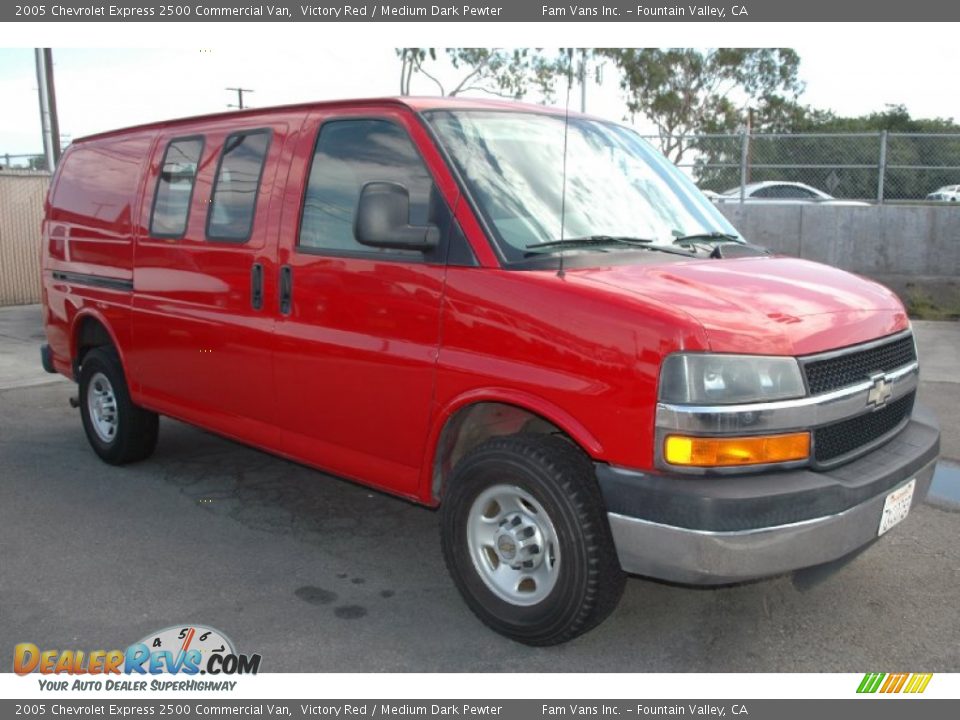 Front 3/4 View of 2005 Chevrolet Express 2500 Commercial Van Photo #1