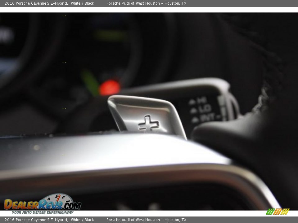 2016 Porsche Cayenne S E-Hybrid Shifter Photo #29