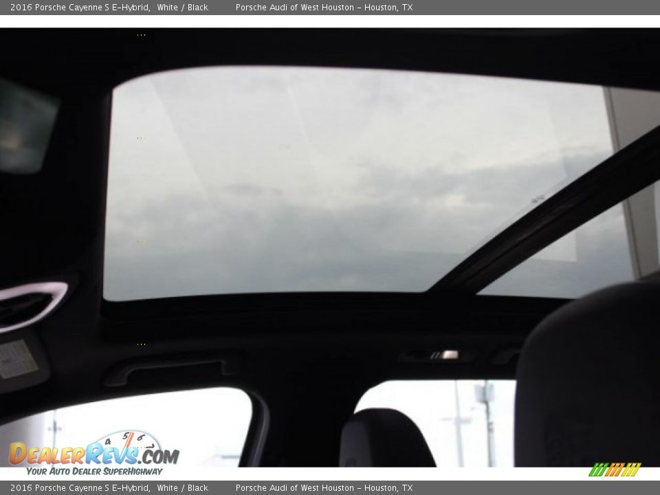 Sunroof of 2016 Porsche Cayenne S E-Hybrid Photo #31
