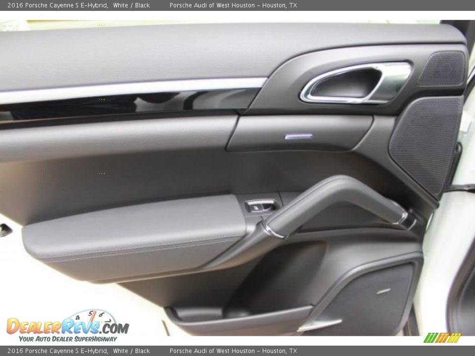 Door Panel of 2016 Porsche Cayenne S E-Hybrid Photo #32
