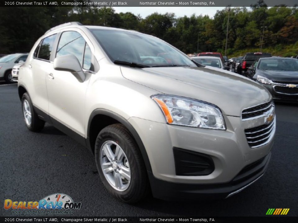 Front 3/4 View of 2016 Chevrolet Trax LT AWD Photo #3